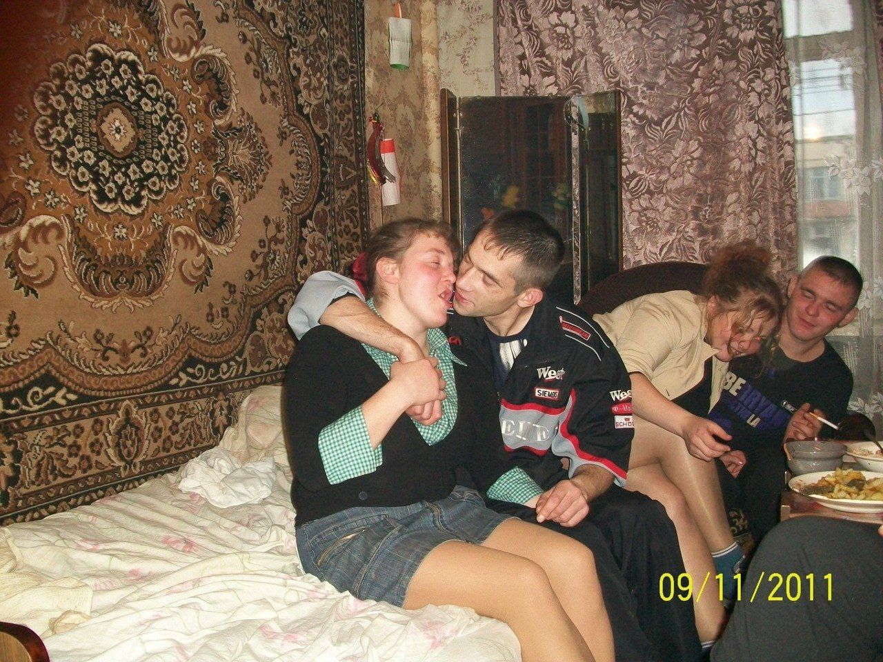 На хате 18. Провинциальная семья. Русские шаболды. Девушки на фоне ковра.