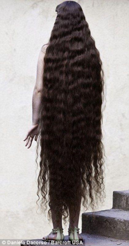 Девочка продаст 1,5-метровые волосы ради ремонта в квартире