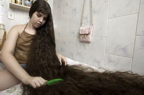 Девочка продаст 1,5-метровые волосы ради ремонта в квартире