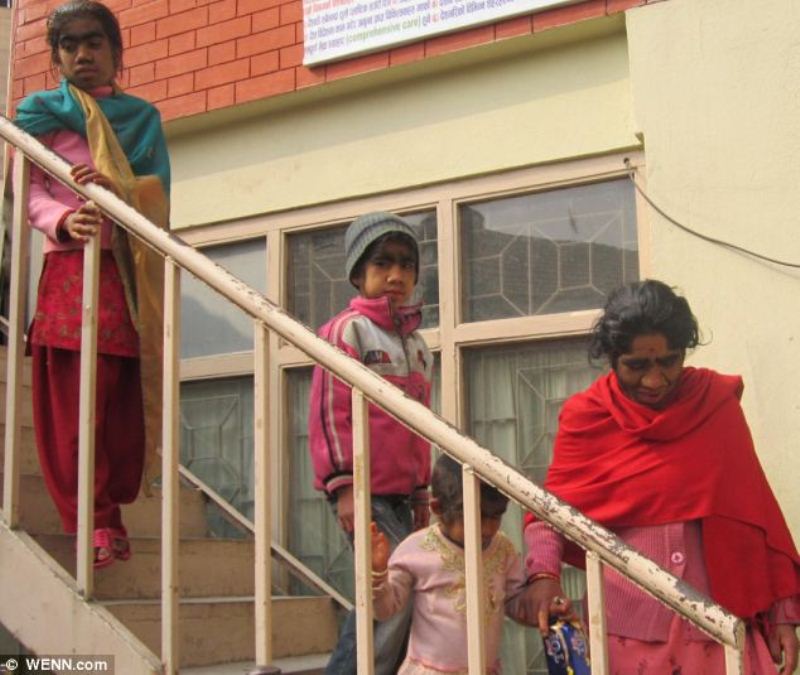Семья из Непала с редкой болезнью