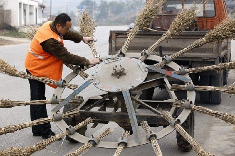 Как дворники чистят китайские дороги
