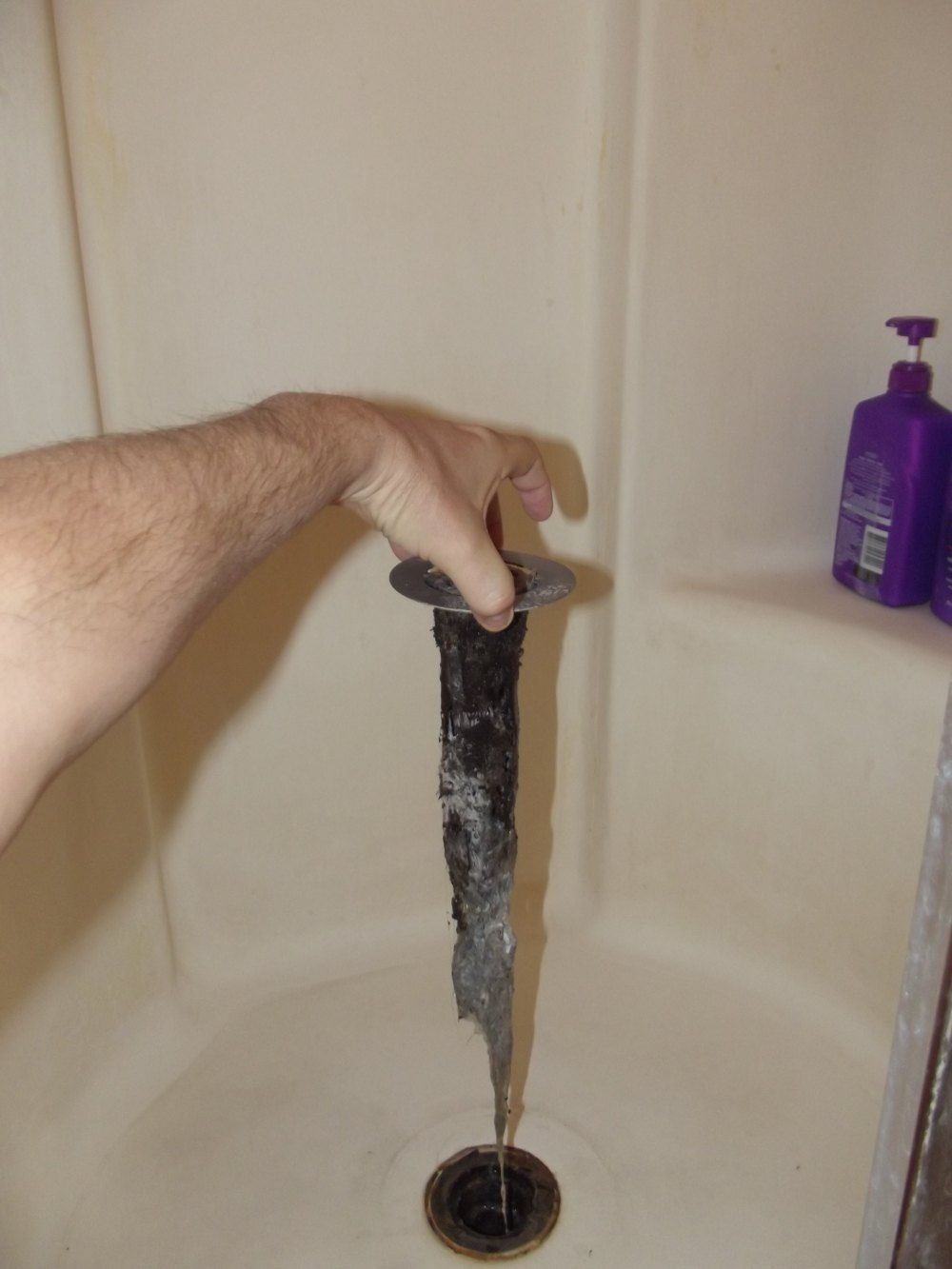 Прочистка сливного отверстия в ванной