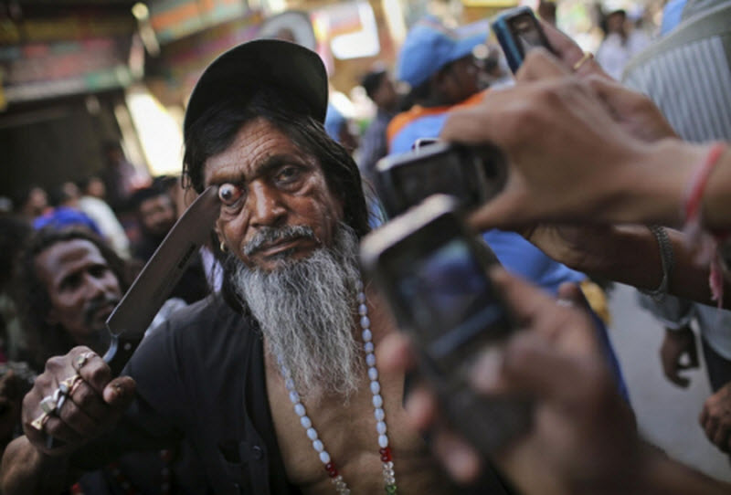 Шокирующая Азия: экстремальный обычай индийских суфиев