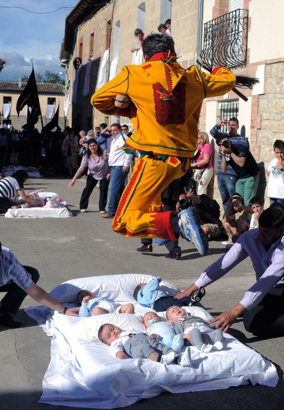 Фестиваль Эль Колачо – прыжки через младенцев