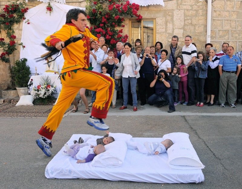 Фестиваль Эль Колачо – прыжки через младенцев