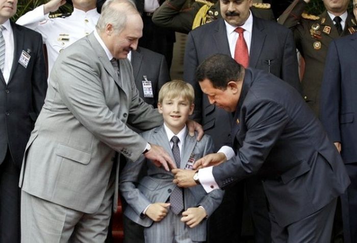 Коля Лукашенко ходит с пистолетом
