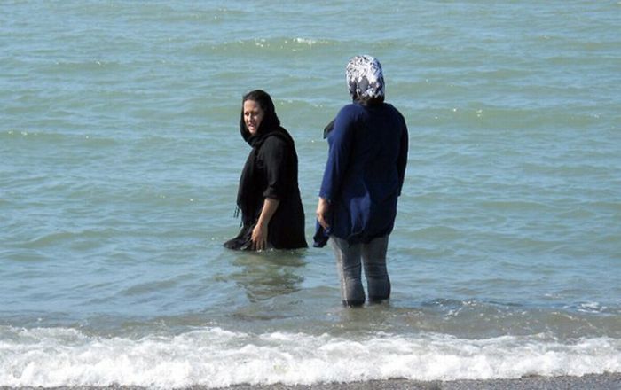 Иранские девушки и женщины на пляже