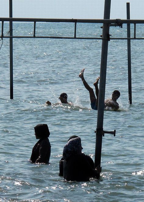 Иранские девушки и женщины на пляже