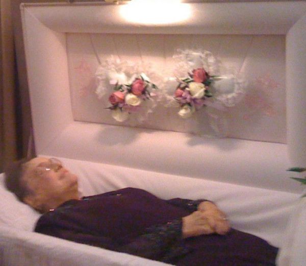 Девушка сходила на похороны бабушки