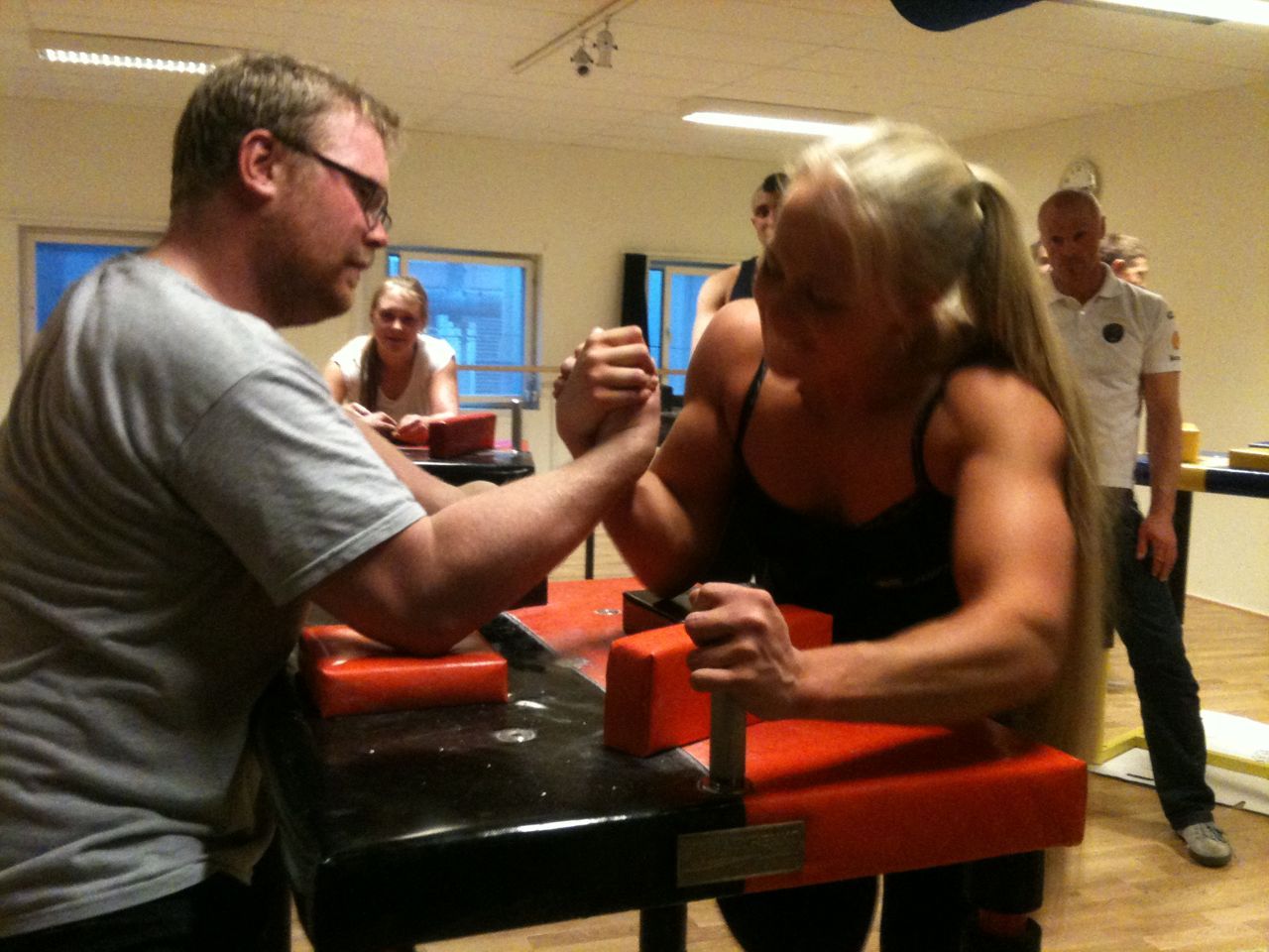 Женщины сильнее мужчин физически. Sarah Backman. Sarah Backman 21. Sarah Backman Armwrestling.