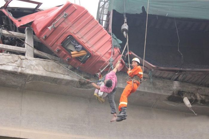 Водителя грузовика спасла застрявшая нога