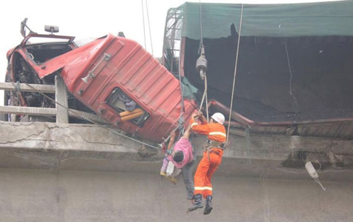 Водителя грузовика спасла застрявшая нога