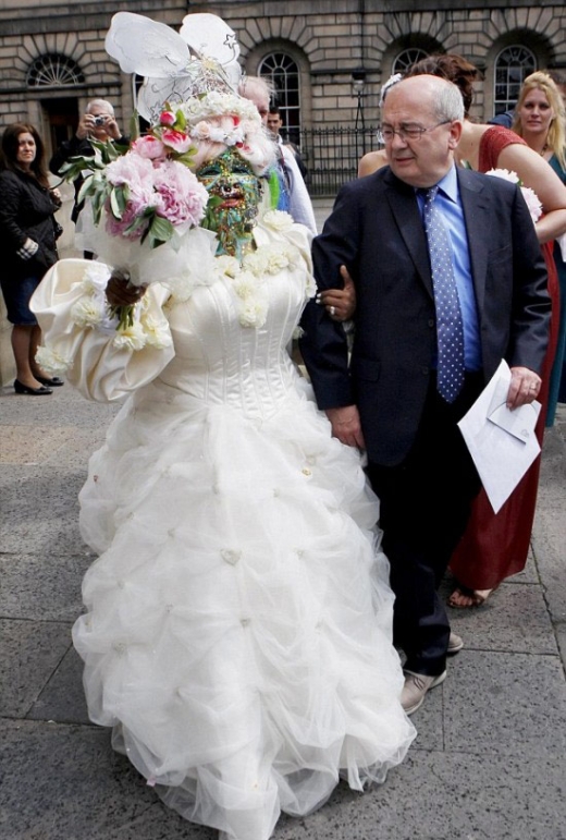 Самая пирсингованная женщина в мире вышла замуж