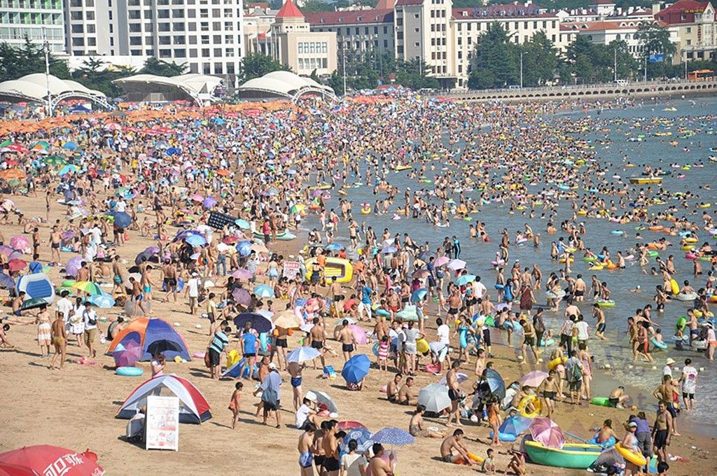 Пляж китай много людей