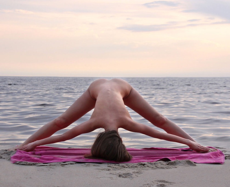 Голая йога на вечернем пляже