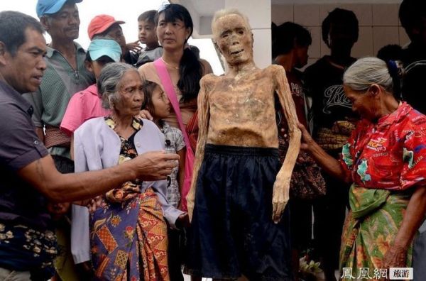 Переодевание эксгумированных трупов в Индонезии