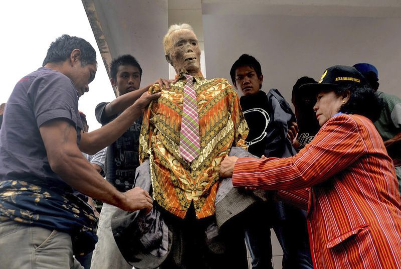 Переодевание эксгумированных трупов в Индонезии