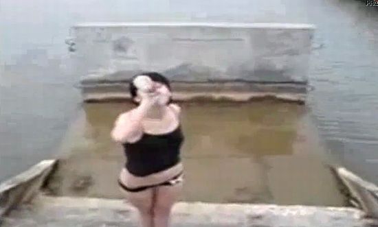 Пьяная девушка упала в холодную воду