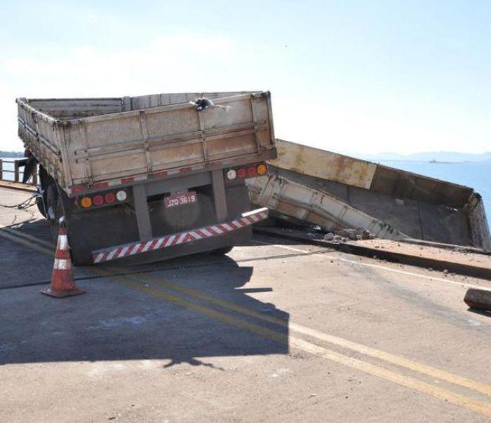 Многотонный грузовик завис над водой вместе с водителем