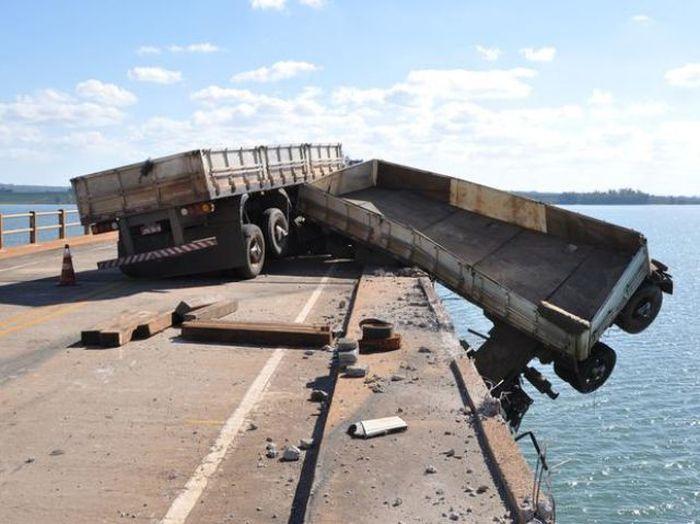 Многотонный грузовик завис над водой вместе с водителем