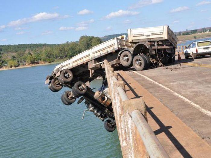 Многотонный грузовик завис над водой вместе с водителем