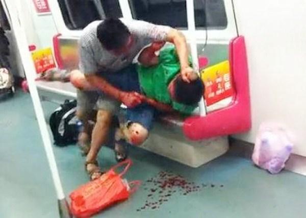 Кровавый бой в метро за сидячее место