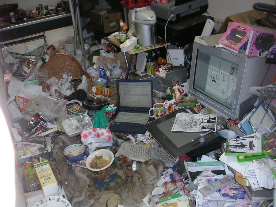 Компьютер в холостяцкой квартире
