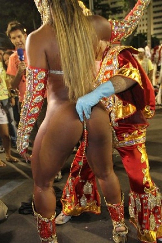 Так вот как на бразильских танцовщицах держатся трусики