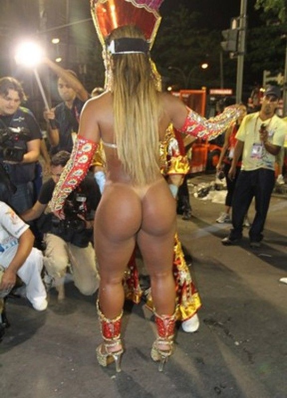 Так вот как на бразильских танцовщицах держатся трусики