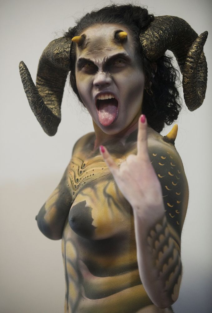 Прислужница аццкого сатаны на колумбийской тату-конвенции