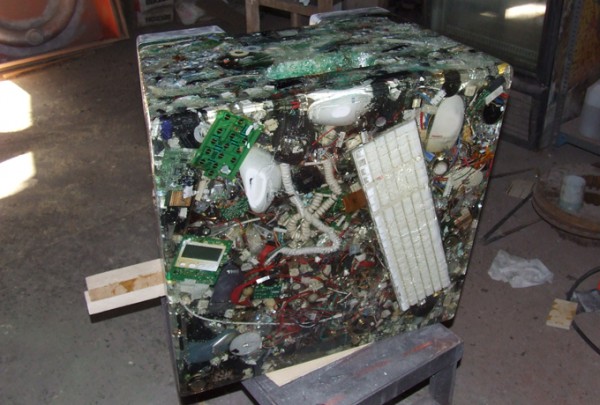 N+ew - стул из отходов электроники