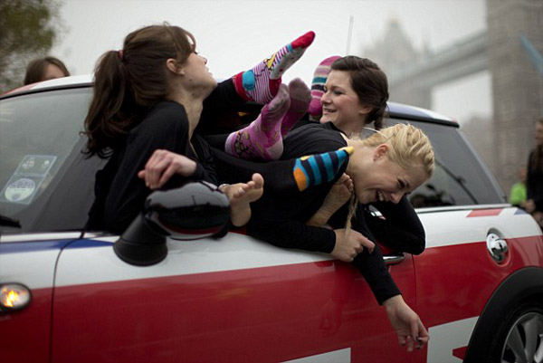 Как думаете, сколько девушек необходимо запихнуть в машину ради мирового рекорда?