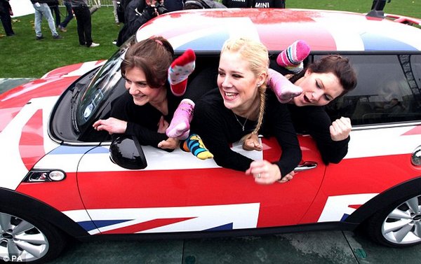 Как думаете, сколько девушек необходимо запихнуть в машину ради мирового рекорда?