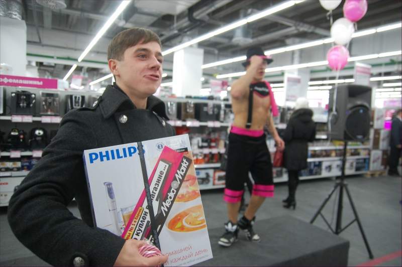 Толпа белгородцев атаковала новый гипермаркет электроники после объявления о скидках