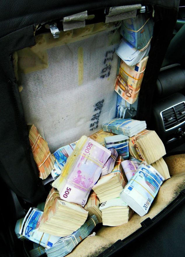 Жирная находка - почти два миллиона евро в автомобильных сиденьях