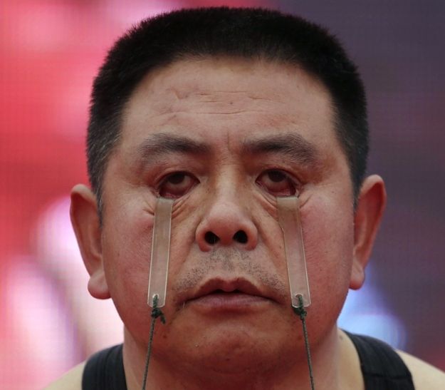 Китайский глазастик-тяжелоатлет поднимает по 2 кг каждым глазом