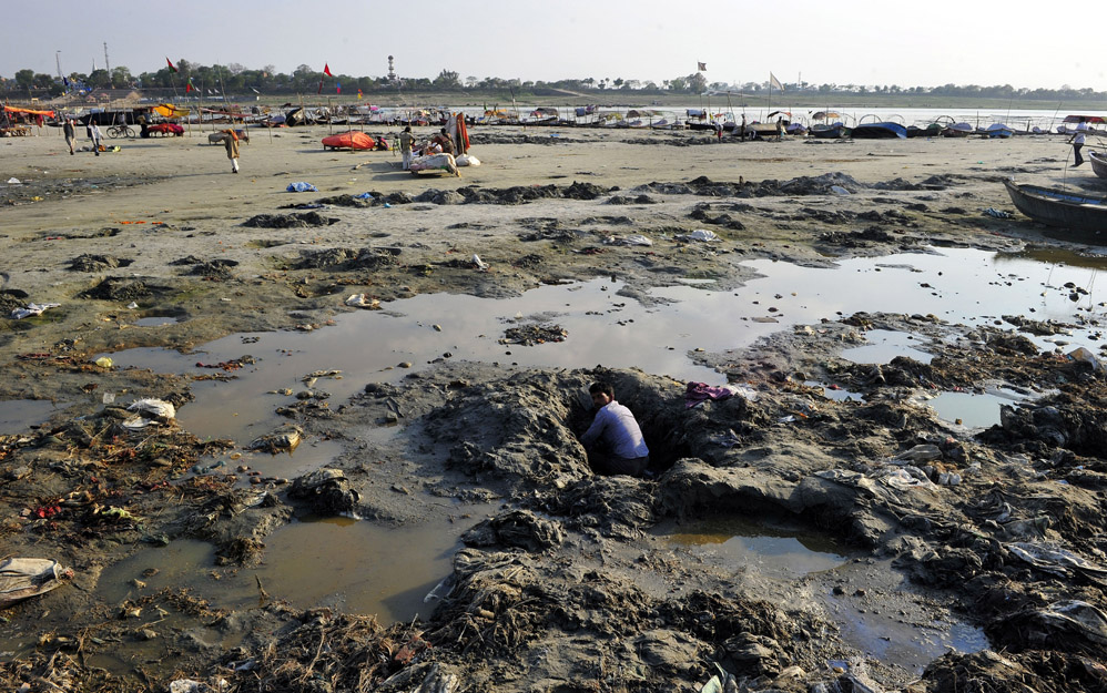 Поиск монет и золота в мутных водах индийского Ганга