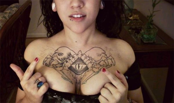 Кто надоумил эту девушку сделать тату некроморфа на груди