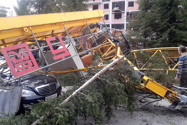 В Новосибирске упавший строительный кран раздавил авто Генпрокуратуры с мигалкой