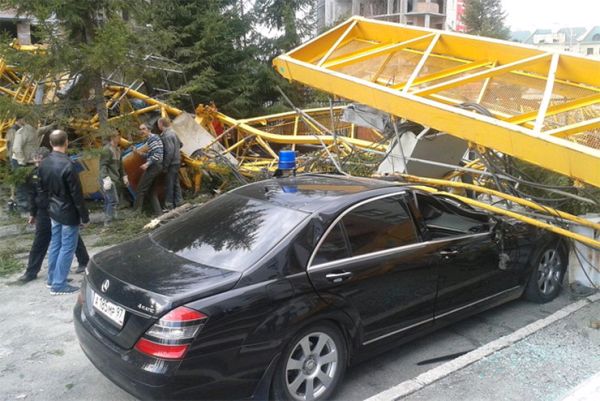В Новосибирске упавший строительный кран раздавил авто Генпрокуратуры с мигалкой