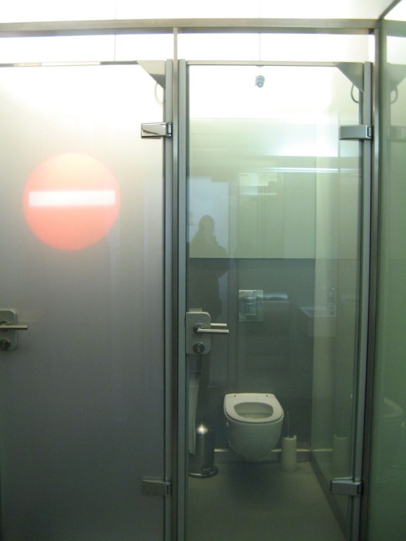 Гениальное решение проблемы свободных кабинок в туалете