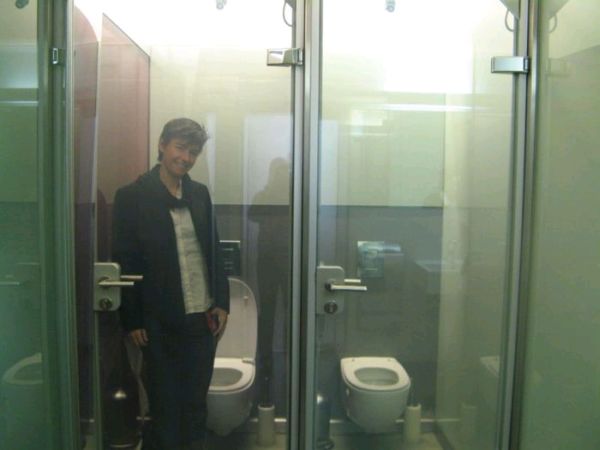 Гениальное решение проблемы свободных кабинок в туалете