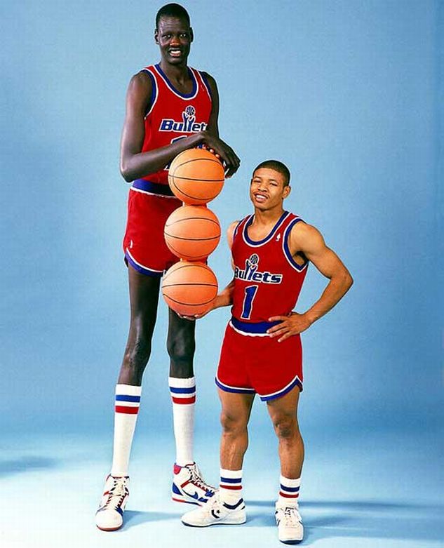 Самый высокий и самый маленький баскетболисты НБА - Мануте Бол и Магси Богз