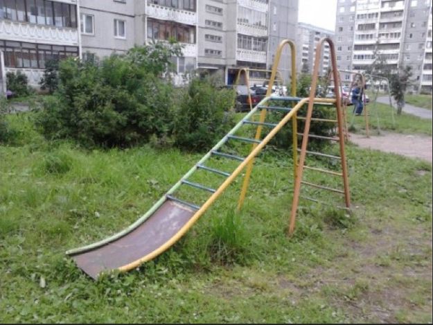 Суровые российские детские площадки