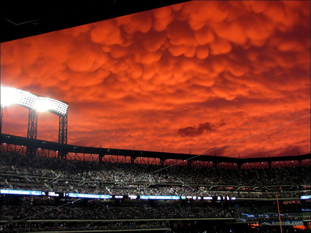 Красное небо над бейсбольным стадионом