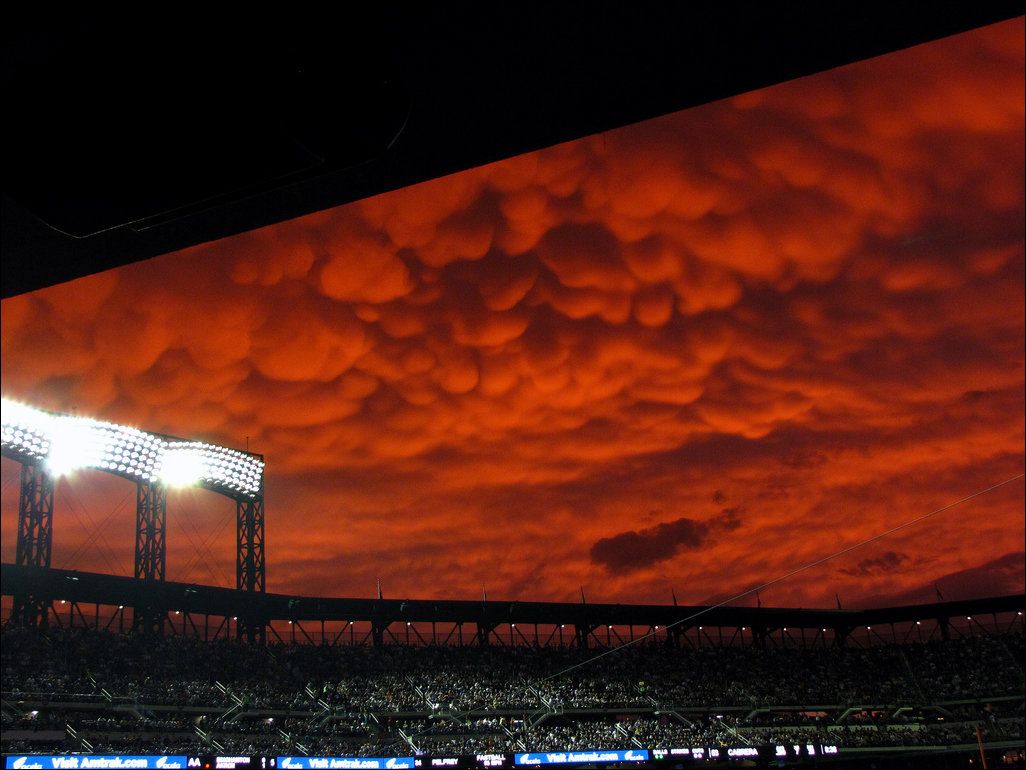Красное небо над бейсбольным стадионом
