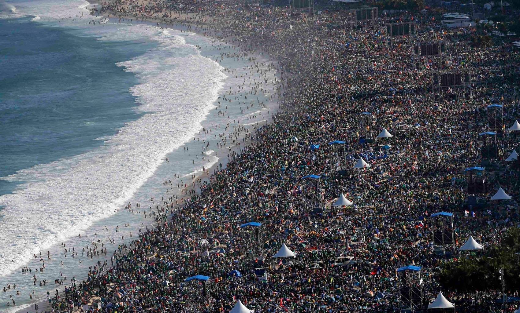 Райский пляж Копакабана в Рио во время визита Папы Римского