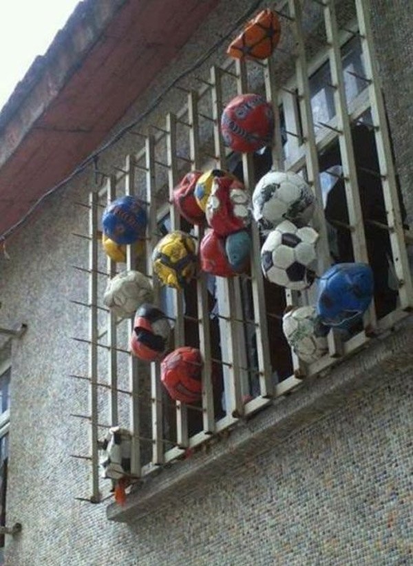 Радикальное средство защиты окна от футбольного мяча!