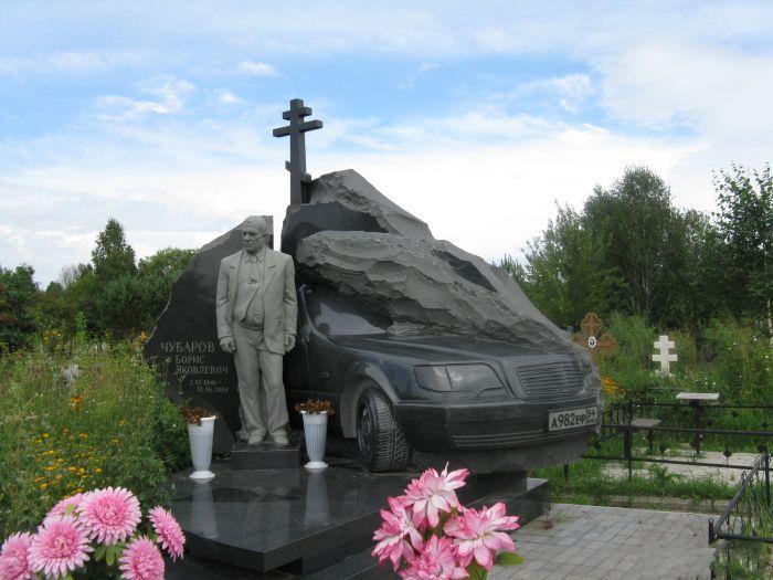 Памятник на деревенском кладбище