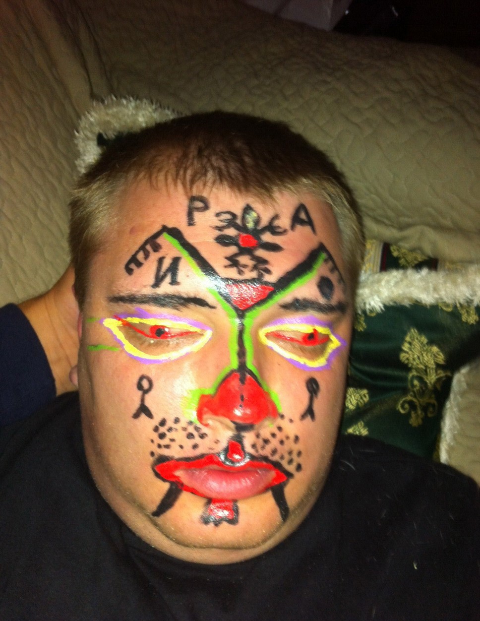 Разрисованный человек. Разрисованное лицо фломастером. Разрисованные люди. Разрисовали лицо пьяному.